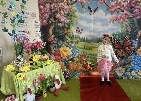 dziewczynka w wiosennym stroju