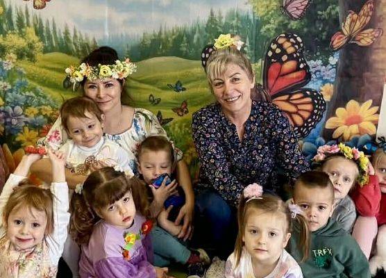 panie z dziećmi na tle wiosennej dekoracji