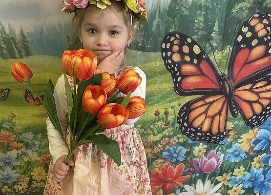 dziewczynka w wiosennym stroju