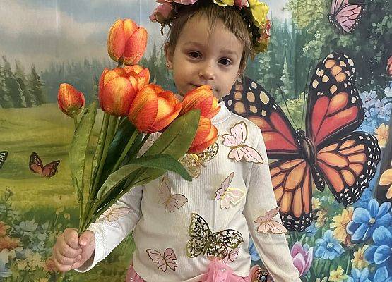dziewczynka w wiosennym stroju