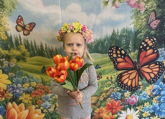 dziewczynka w wiosennym stroju