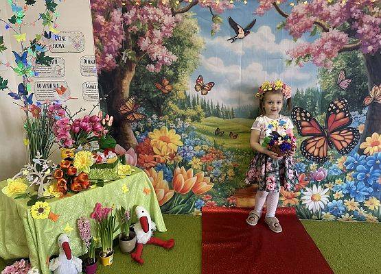 dziewczynka w wiosennym stroju