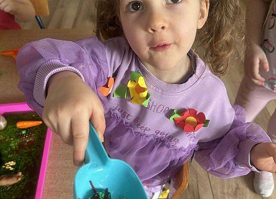 dziewczynka trzyma owada