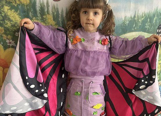 dziewczynka w stroju motylka