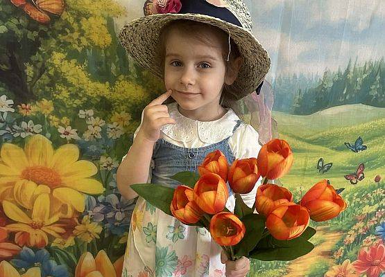 dziewczynka w wiosennym stroju
