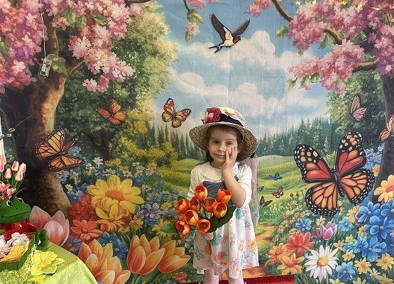 dziewczynka w wiosennym stroju