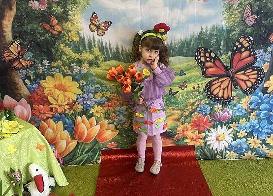 dziewczynka w wiosennym stroju