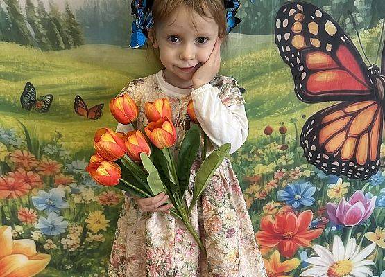 dziewczynka w wiosennym stroju