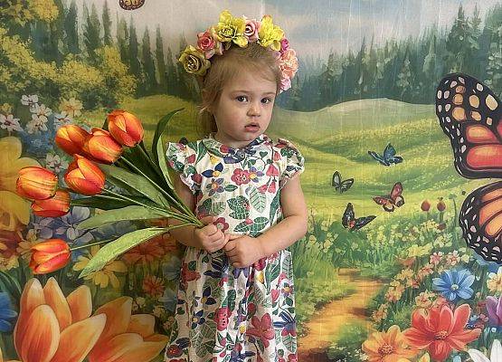 dziewczynka w wiosennym stroju