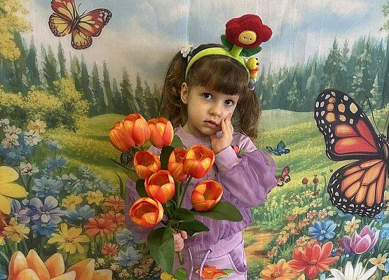 dziewczynka w wiosennym stroju