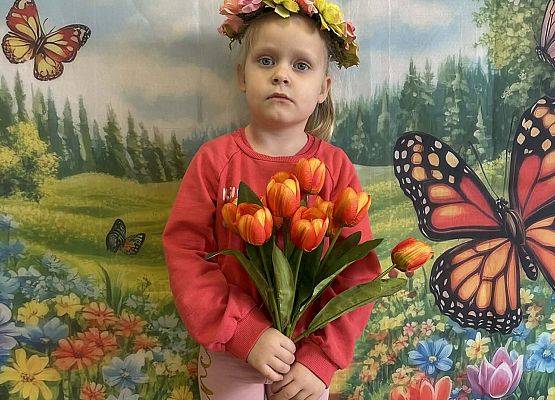 dziewczynka w wiosennym stroju