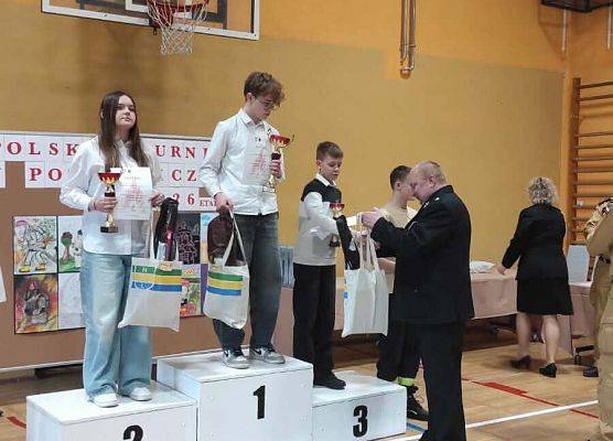 uczniowie odbierają nagrody