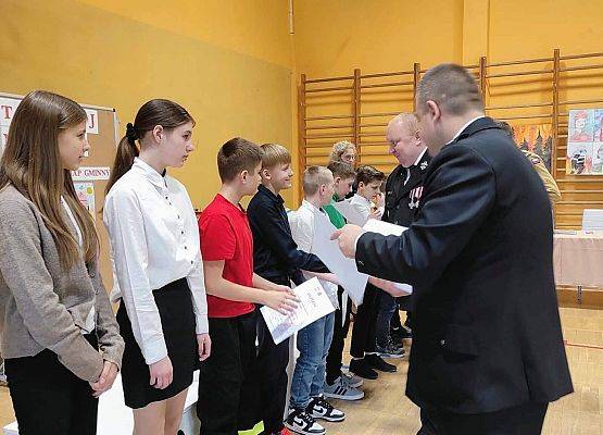 uczniowie odbierają nagrody  i wyróżnienia