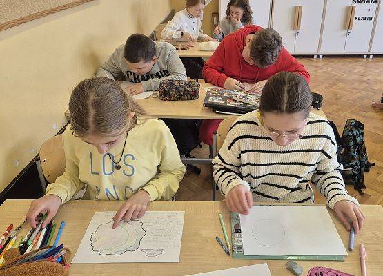 uczniowie wykonują zadanie