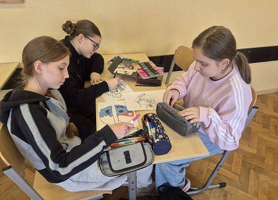 uczniowie wykonują zadanie