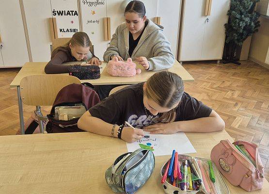 uczniowie wykonują zadanie