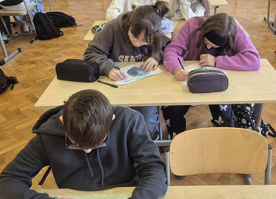 uczniowie wykonują zadanie