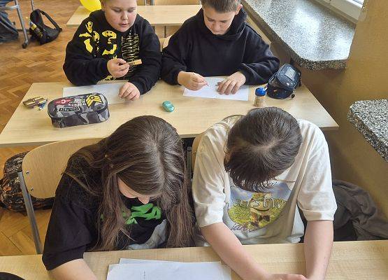 uczniowie wykonują zadanie