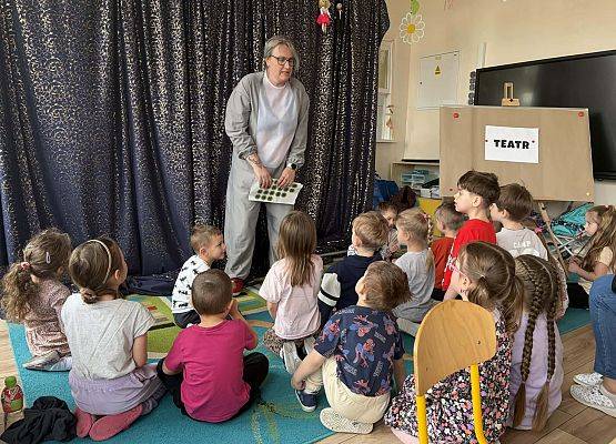 przedszkolaki podczas zajęć