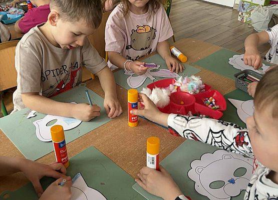 przedszkolaki podczas zajęć