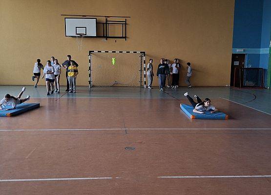 uczniowie podczas konkurencji sportowych