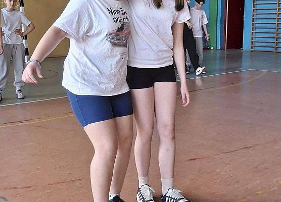 uczniowie podczas konkurencji sportowych