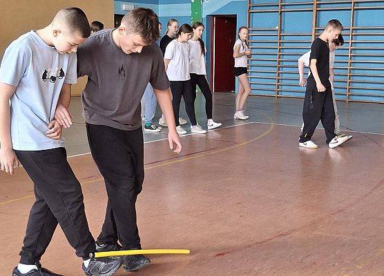 uczniowie podczas konkurencji sportowych