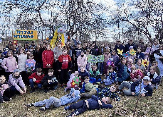 uczniowie z plakatem witaj wiosno