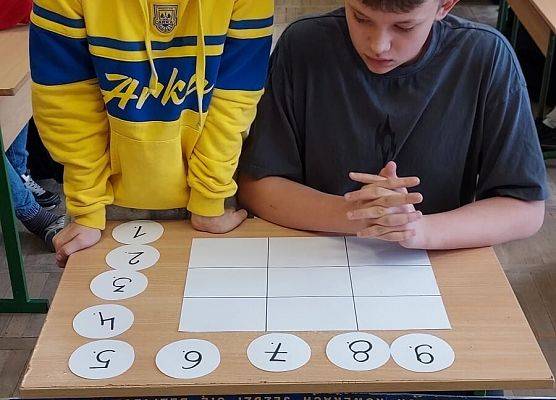 uczniowie rozwiązują zadania logiczne