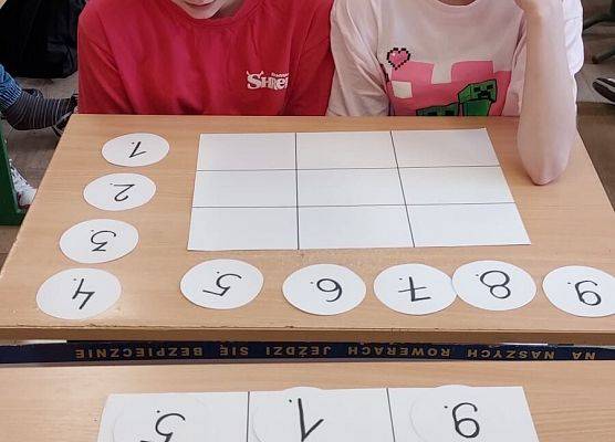 uczniowie rozwiązują zadania logiczne