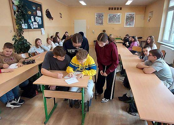 uczniowie wykonują zadania