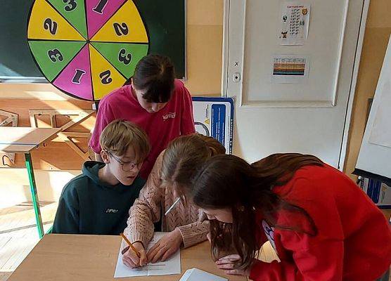 uczniowie rozwiązują zadania