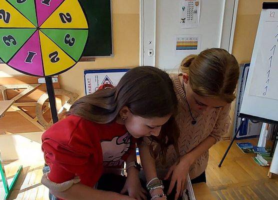 uczniowie rozwiązują zadania