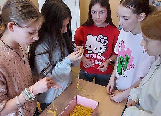 uczennice wykonują zadania