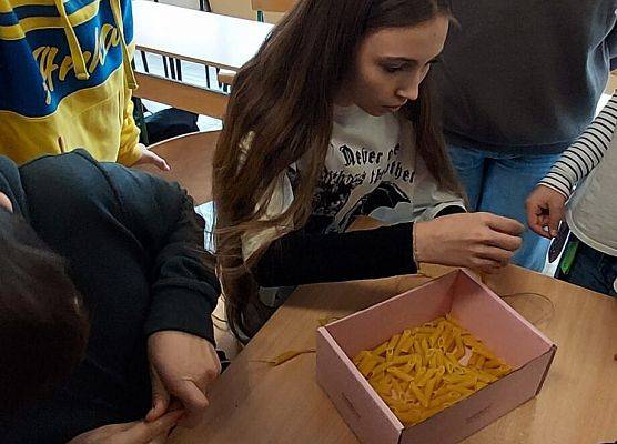 uczniowie wykonują zadania