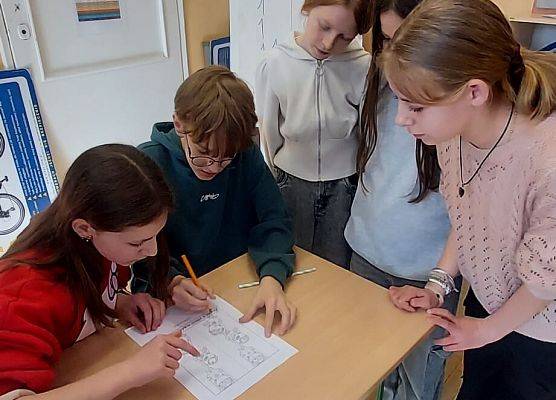 uczniowie wykonują zadania