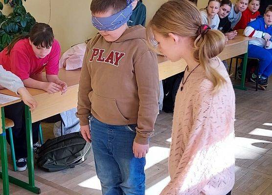 uczniowie wykonują zadania