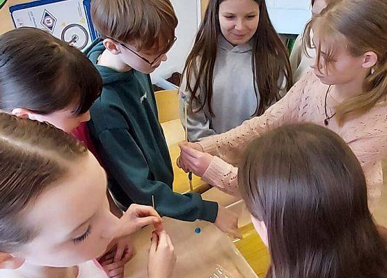 uczniowie wykonują zadania