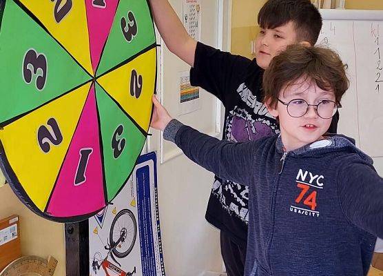 uczniowie wykonują zadania