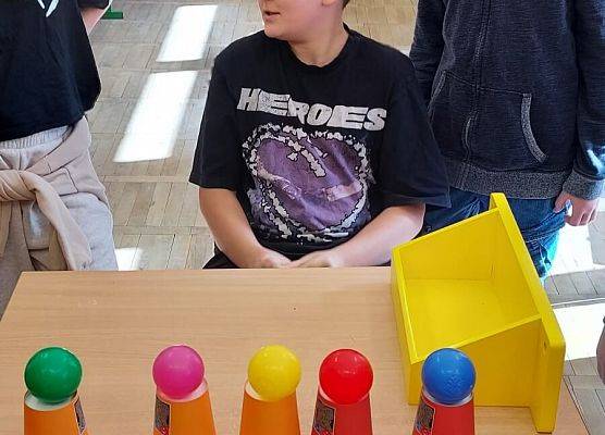 uczniowie wykonują zadania