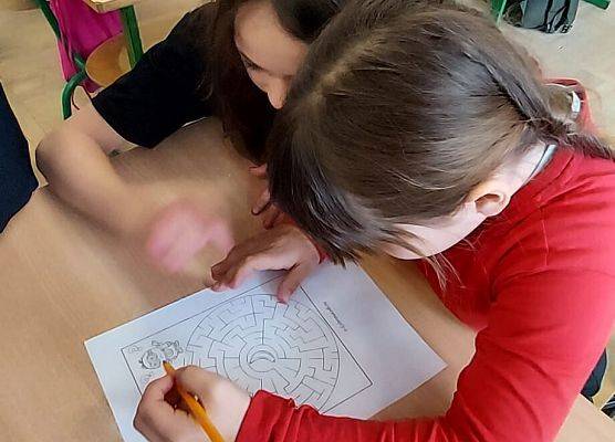 uczniowie wykonują zadania