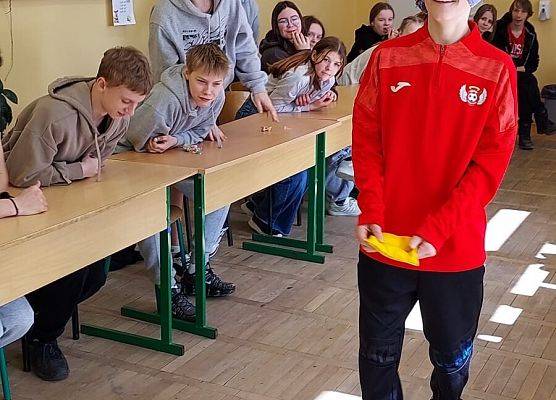 uczniowie wykonują zadania