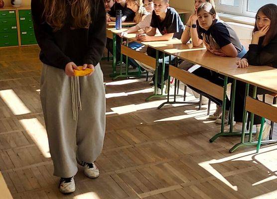 uczniowie wykonują zadania