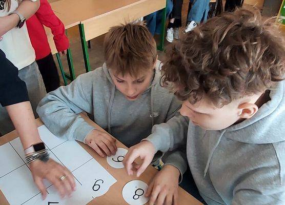 uczniowie wykonują zadania