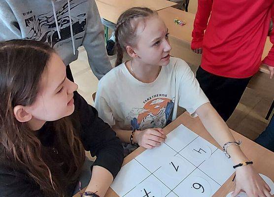 uczniowie wykonują zadania