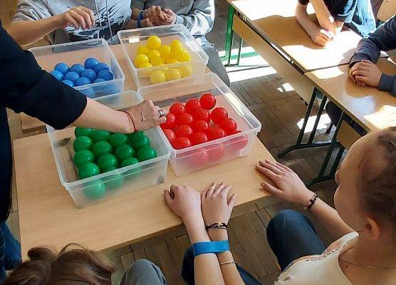 uczniowie wykonują zadania