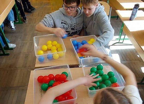 uczniowie wykonują zadania