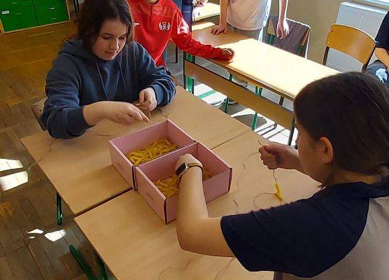 uczniowie wykonują zadania