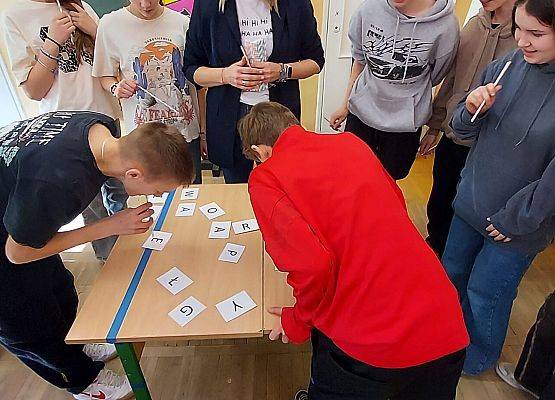 uczniowie wykonują zadania