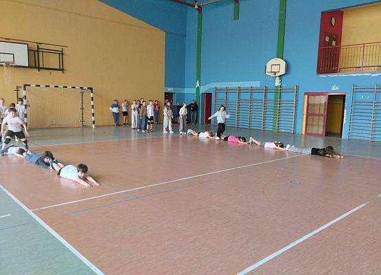 uczniowie podczas konkurencji sportowych